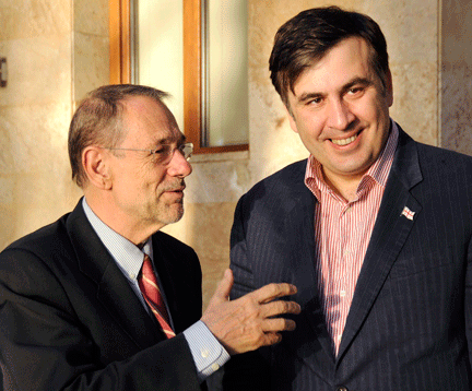 Le chef de la diplomatie de l'Union européenne Javier Solana (à gauche), s'est entretenu avec le président géorgien Mikheïl Saakachvili à Batumi, le 5 juin 2008.(Photo : Reuters)