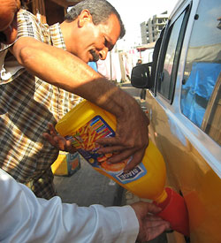 Les chauffeurs de taxi sont contraints de rajouter de l'huile de cuisine pour continuer à circuler.(Photo : Catherine Monet / RFI)