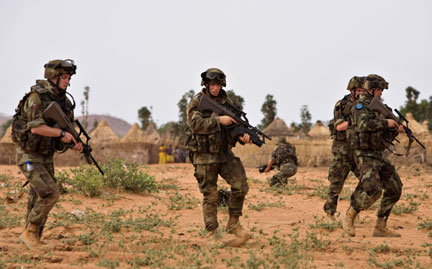 Des soldats de l'Eufor en patrouille près de Goz Beida, le 15&nbsp;juin 2008.(Photo : Reuters)
