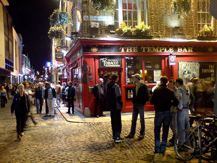Le quartier de Temple Bar à Dublin. Un des endroits où les jeunes travailleurs européens se rencontrent.(Photo: Flickr / Ian Wilson)