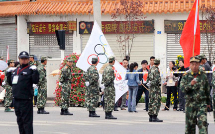 Le&nbsp;passage de la&nbsp;flamme olympique a été&nbsp;entouré d'un important dispositif de sécurité à Lhassa, la capitale du Tibet, le 21 juin 2008.(Photo : Reuters)
