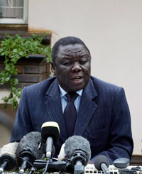 Le leader de l'opposition Morgan Tsvangirai a donné une conférence de presse, à son domicile, le 25 juin 2008.(Photo : Reuters)