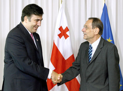 Le président géorgien Mikheïl Saakachvili (g) et Javier Solana, haut représentant de l’UE pour la politique étrangère, au Conseil de l'Europe à Bruxelles, le 19 juin 2008. (Photo : Reuters)
