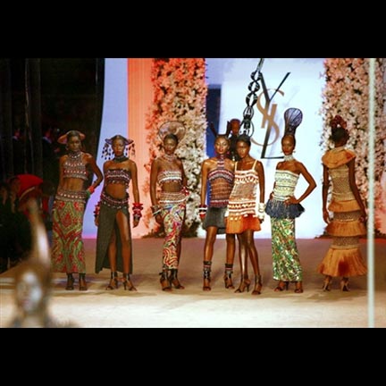 Somptueuse série africaine lors de la rétrospective de 2002 à Beaubourg. Un univers foisonnant dont l'unité réside dans la rigueur des lignes.