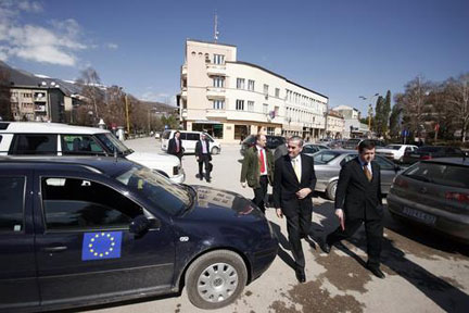 Visite du général Yves de Kermabon en mars 2008. Il est chargé par Bruxelles de surveiller et d'encadrer l'indépendance du Kosovo, dans le cadre de la mission EULEX.(Source: Eufor)
