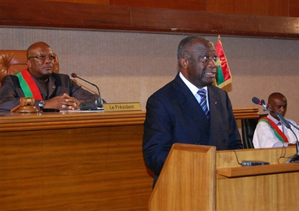 Le président ivoirien Laurent Gbagbo à la tribune de l'Assemblée nationale burkinabé, le 28 juin 2008.(Photo : AFP)