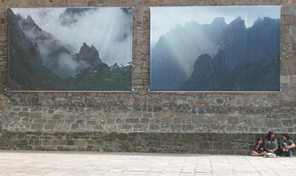 L'esplanade de l'Ouest, au sommet de l'abbaye : un mur percée de photos comme des fenêtres. (Photo : Marie Grézard/ RFI)