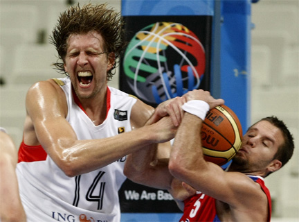 Dirk Nowitzki (à gauche) qualifie l'Allemagne pour les JO.(Photo : Reuters)