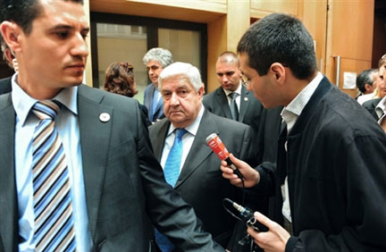 Walid Mouallem, ministre syrien des Affaires étrangères au micro d'un journaliste de RFI.(Photo : AFP)