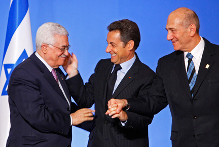 Le président palestinien, Mahmoud Abbas (G), son homologue français Nicolas Sarkozy (C) et le Premier ministre israélien, Ehud Olmert au Palais de l'Elysée, le 13 juillet 2008. (Photo : Reuters/Vincent Kessler)