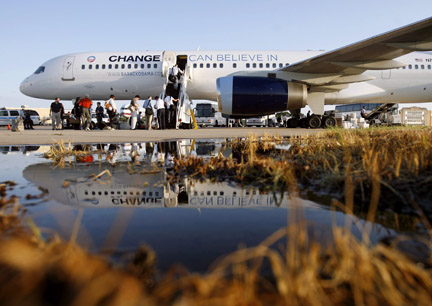 Le 20 juillet 2008 à Chicago, des journalistes montent à bord de l'avion qui doit emmener Barack Obama dans sa tournée au Proche-Orient.(Photo : Reuters)