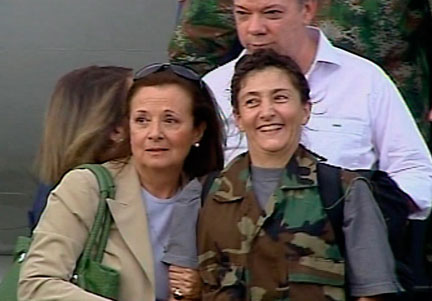 Ingrid Betancourt retrouve sa mère à la descente de l'avion, à Bogota, le 2 juillet 2008.(Photo: Reuters)
