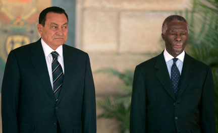 Après avoir reçu, mardi 29 juillet 2008, à Pretoria son homologue égyptien Hosni Moubarak (g), le président sud-africain Thabo Mbeki (d) a annoncé une suspension dans les négociations entre les partis zimbabwéens.(Photo: Reuters)