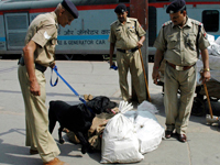 Les grandes villes indiennes ont été placées sous haute sécurité après les attentats de Ahmedabad, qui suivaient ceux de Bengalore. Ici, la gare de Lucknow, dimanche 27 juillet 2008.( Photo : Reuters )