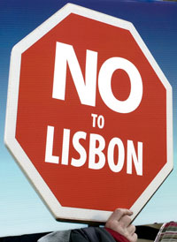 Un manifestant tient un panneau <em>«&nbsp;Non au Traité de Lisbonne&nbsp;», </em>lors de la venue de Nicolas Sarkozy, le 21&nbsp;juillet 2008.(Photo : Reuters)