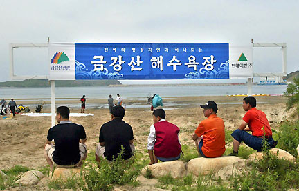 Des touristes sud-coréens sur la plage de Kumgangsan sur le site populaire du mont Kumgang, le 3 juillet 2004.(Photo : Reuters)