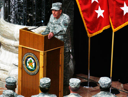 Le général David Petraeus, commandant en chef des armées en Irak s'exprime durant la cérémonie du 4 juillet à Bagdad.  (Photo : Reuters/Erik de Castro)