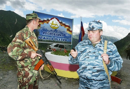 Des militaires basés entre l'Ossétie du sud et l'Ossétie du nord, le 3 juillet 2008. (Photo : AFP / Kazbek Basayev)