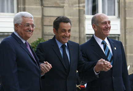 Nicolas Sarkozy, entre le président palestinien Mahmoud Abbas et le Premier ministre israelien Ehud Olmert.(Photo : Reuters)