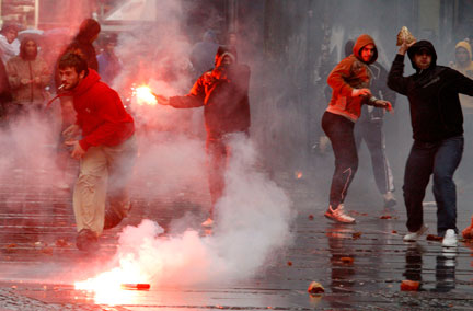 Des militants pro-Karadzic, ont affronté les forces de l'ordre lors d'un rassemblement dans les rues de Belgrade, le 22 juillet 2008.(Photo: Reuters)