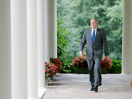 George Bush, le 9 juillet, juste avant sa déclaration concernant la loi sur les écoutes téléphoniques anti-terroristes.(Photo : Reuters)