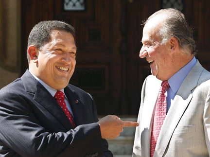 Le roi d'Espagne Juan Carlos (d) et le président vénézuélien Hugo Chavez, le 25 juillet 2008. (Photo : Reuters)