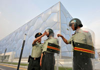 A Pékin, la sécurité est renforcée autour des installations sportives où des policiers paramilitaires sont postés.(Photo : Reuters) 