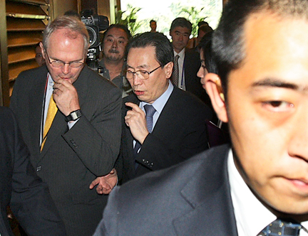 Le négociateur américain, Christopher Hill (G) et son homologue chinois, Wu Dawei (C) lors d'une réunion à six à Pékin, le 12 juillet 2008.(Photo : Reuters/Ng Han Guan)