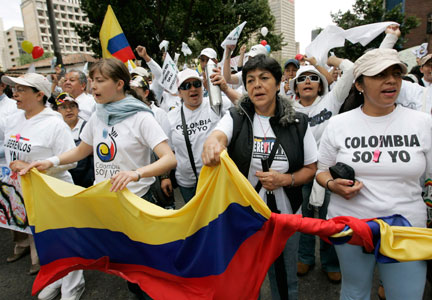 Les Colombiens manifestent, le 20 juillet 2008, pour la libération de leurs concitoyens retenus en otages par divers groupes armés, dont les FARC.(Photo : Reuters)