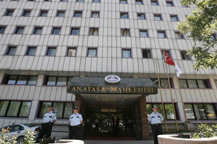Le procureur général de la Cour constitutionnelle d'Ankara accuse l'AKP d'activités anti-laïques et souhaite le faire interdire. (Photo : AFP)