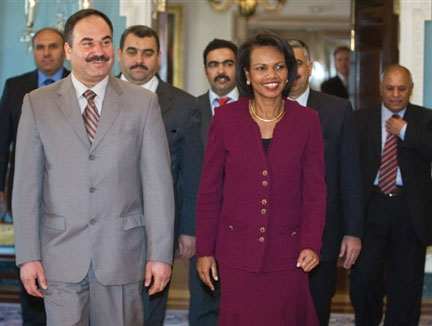 Rafa al-Essawi membre du Front de la concorde nationale est nommé vice-Premier ministre. Ici en compagnie de Condoleezza Rice, la secrétaire d'Etat américaine, à Washington, le 1er novembre 2007.(Photo : AFP)