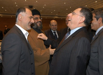 Le ministre du Travail, Mohammed Fneich (g) ; le président du Hezbollah Hassan Nasrallah (c) et le Premier ministre Fouad Siniora (d).(Photo : AFP/2006)