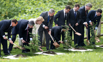 Les dirigeants du G8 plantent des arbres sur les rives du lac Toyako dans l’île d’Hokkaido au Japon.(Photo : Reuters)
