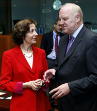 La secrétaire d'État en charge du Commerce extérieur, Anne-Marie Idrac (g) avec son homologue allemand Bernd Pfaffenbach avant la réunion des ministres à Bruxelles le 18 juillet.(Photo : Reuters)