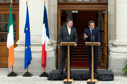 Le Premier ministre irlandais Brian Cowen (g) en compagnie de Nicolas Sarkozy. Brian Cowen a demandé du temps pour réfléchir au pourquoi du « non » irlandais.(Photo : Reuters)