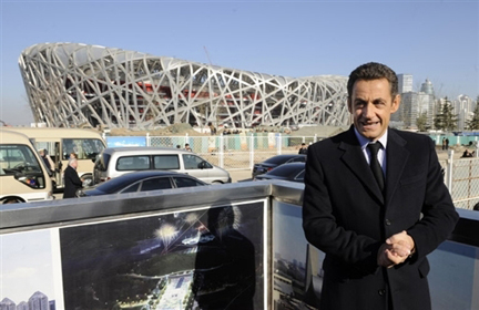 Le président français Nicolas Sarkozy, devant le stade olympique de Pékin, le 27 novembre 2007 au dernier jour de sa visite en Chine.(Photo : AFP)