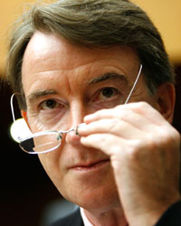 Pour le commissaire européen au Commerce, Peter Mandelson, les négociations à l'OMC doivent&nbsp;se concentrer sur les produits industriels.(Photo : Reuters)