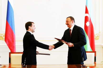 Le président russe, Dimitri Medvedev (G) rencontre son homologue azerbaïdjanais, Ilham Alien à Bakou, le 4 juillet 2008. (Photo : RFI/Bakou : Kamil Piriyev)
