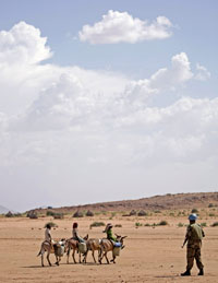 Un soldat de la MINUAD et des civils, dans le nord du Darfour, en juillet 2008.(Photo : Reuters)