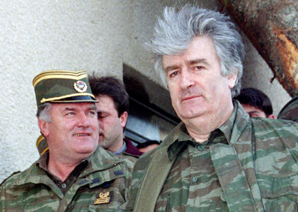 Le couple longtemps le plus recherché par le TPI : l'ancien chef militaire des Serbes de Bosnie, Ratko Mladic, toujours en fuite (g) et Radovan Karadzic (d) photographiés ici en avril 1995.(Photo : Reuters)