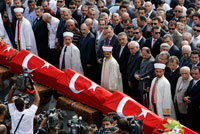 Des milliers de personnes, dont le Premier ministre turc, Recep Tayyip Erdogan et plusieurs ministres, ont assisté aux obsèques de dix des victimes dans une mosquée du quartier sinistré, le 28 juillet 2008.(Photo : Reuters)