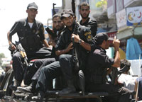 Des policiers du Hamas sont en faction, lors des funérailles des victimes des attentats du 26&nbsp;juillet 2008.(Photo : Reuters)