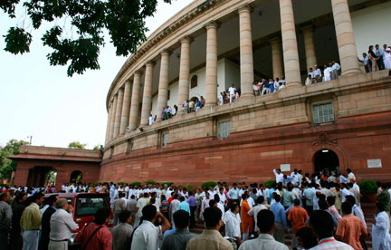 A New Delhi, la population s’est amassée aux abords du Parlement pour connaître le résultat du vote concernant l’accord de coopération entre l’Inde et les Etats-Unis sur le nucléaire civil.(Photo : Reuters)