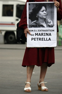Une femme brandit le portrait de Marina Petrella, lors de la manifestation contre l'extradition de l'ex-membre des Brigades rouges en Italie, le 19 juin 2008 à Paris.(Photo : AFP)