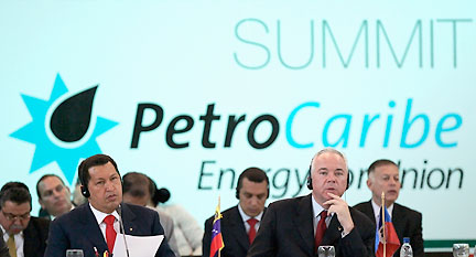 Le président vénézuélien, Hugo Chavez, et le ministre de l'Energie, Rafael Ramirez, au sommet Petrocaribe, le 13 juillet 2008.(Photo : Reuters)