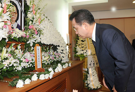 Le Premier ministre sud-coréen se recueille, le 12 juillet 2008, devant le portrait de Park Wang-ja qui a été tuée par un soldat nord-coréen.(Photo : Reuters)