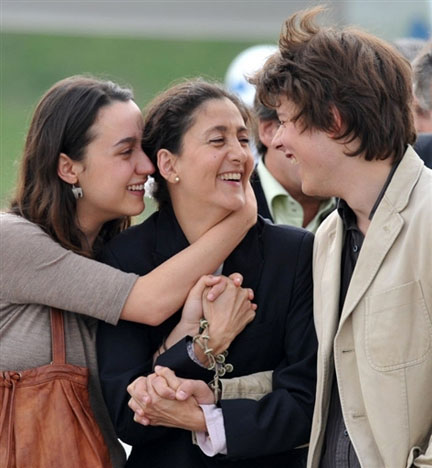 Ingrid Betancourt (c) retrouve ses enfants, Mélanie (g) et Lorenzo (d), à Bogota, le 3 juillet 2008.(Photo : AFP)