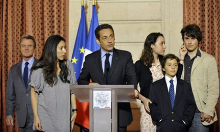 Le président Nicolas Sarkozy, avec à ses côtés  les proches d'Ingrid Betancourt, s'est exprimé après l'annonce de sa libération.(Photo: AFP)