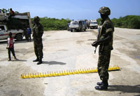 Soldats burundais des forces de l’Union africaine contrôlant des véhicules à Mogadiscio, le 27&nbsp;juin 2008.(Photo : Reuters)