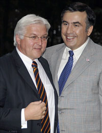 Le ministre allemand des Affaires étrangères Frank-Walter Steinmeier (g) et le président géorgien Mikheïl Saakachvili.(Photo : Reuters)